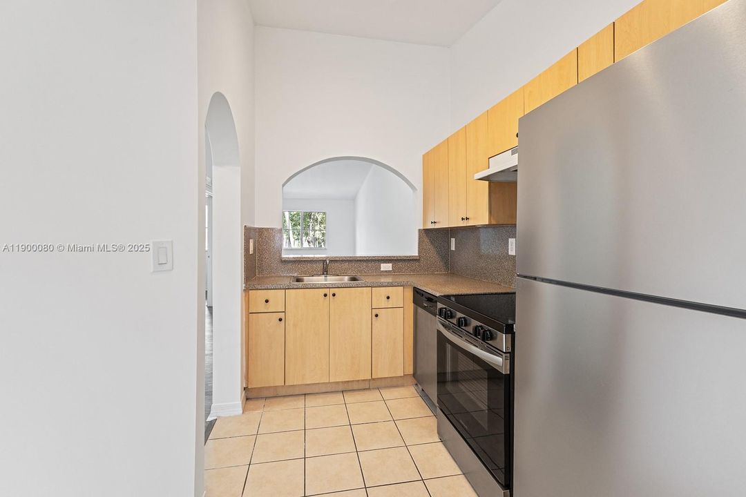 На продажу: $210,000 (2 спален, 2 ванн, 815 Квадратных фут)