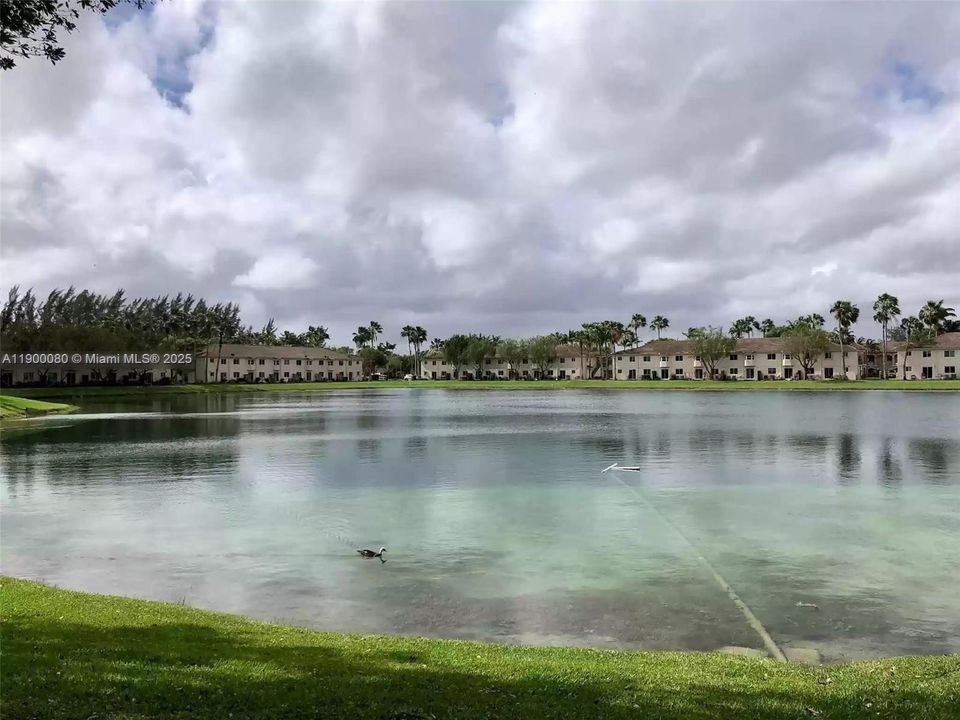 На продажу: $210,000 (2 спален, 2 ванн, 815 Квадратных фут)