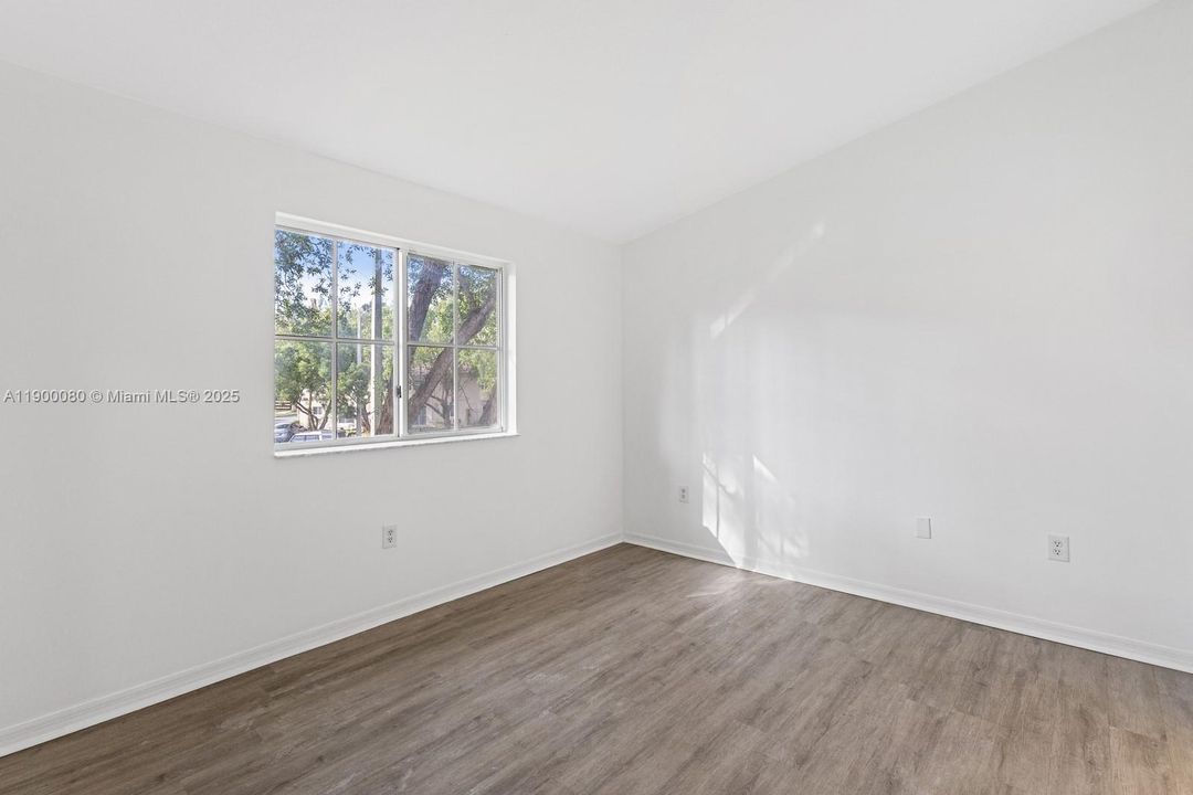 На продажу: $210,000 (2 спален, 2 ванн, 815 Квадратных фут)