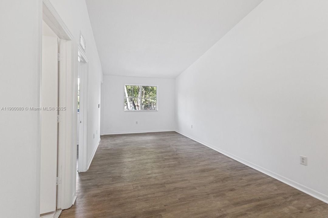 На продажу: $210,000 (2 спален, 2 ванн, 815 Квадратных фут)