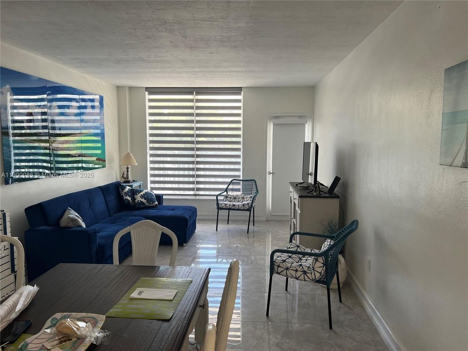 For Rent: $2,500 (1 beds, 1 baths, 730 Square Feet)