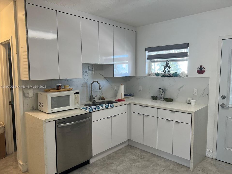 For Rent: $2,500 (1 beds, 1 baths, 730 Square Feet)