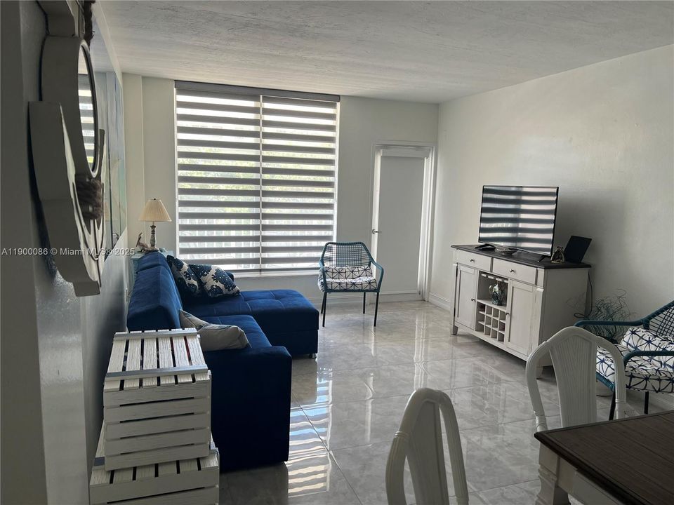 For Rent: $2,500 (1 beds, 1 baths, 730 Square Feet)