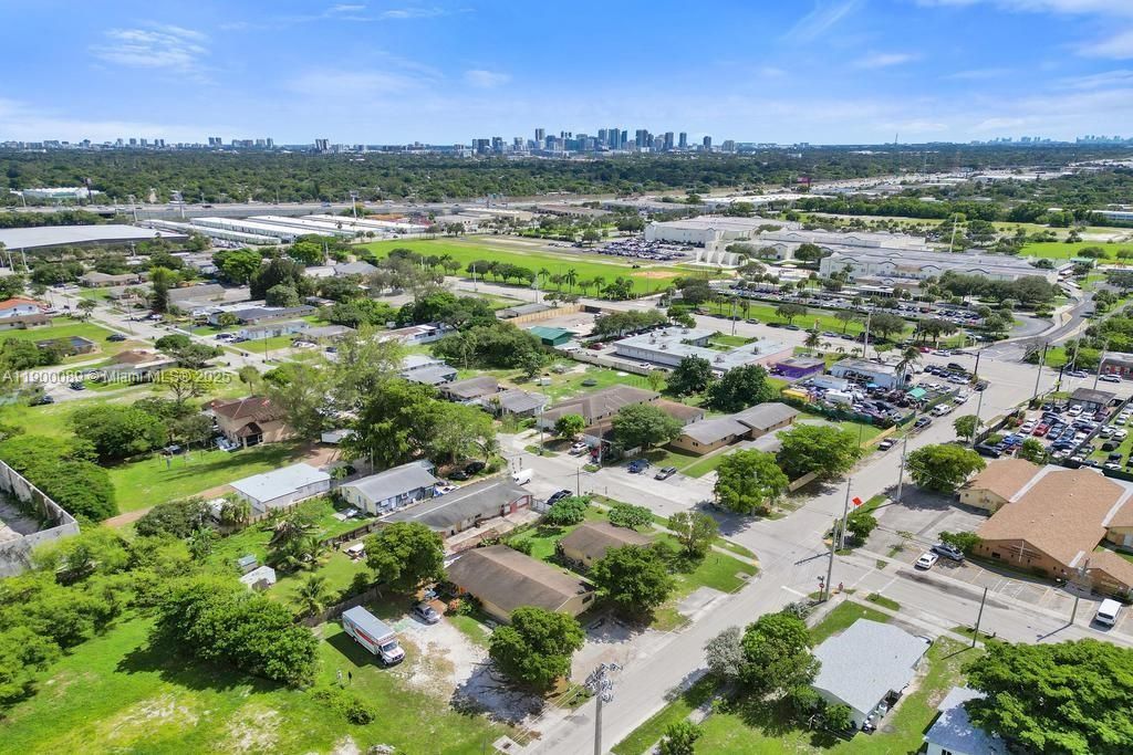 合同活跃: $650,000 (0 贝兹, 0 浴室, 4728 平方英尺)