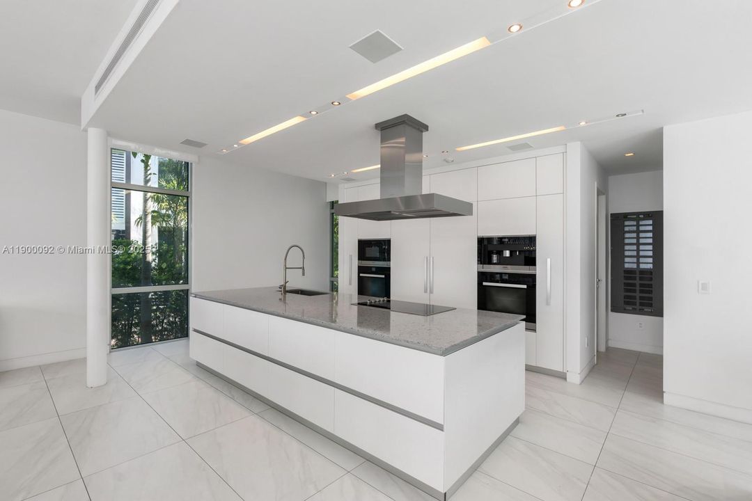 待售: $29,950,000 (6 贝兹, 7 浴室, 5863 平方英尺)