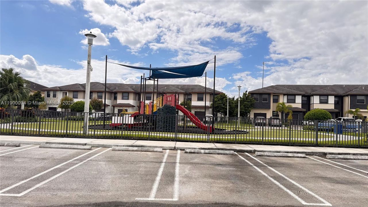 На продажу: $640,000 (3 спален, 2 ванн, 1588 Квадратных фут)