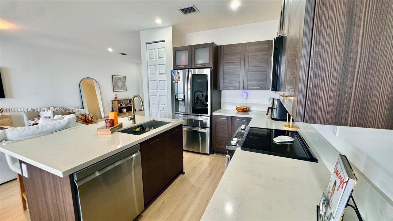 На продажу: $640,000 (3 спален, 2 ванн, 1588 Квадратных фут)