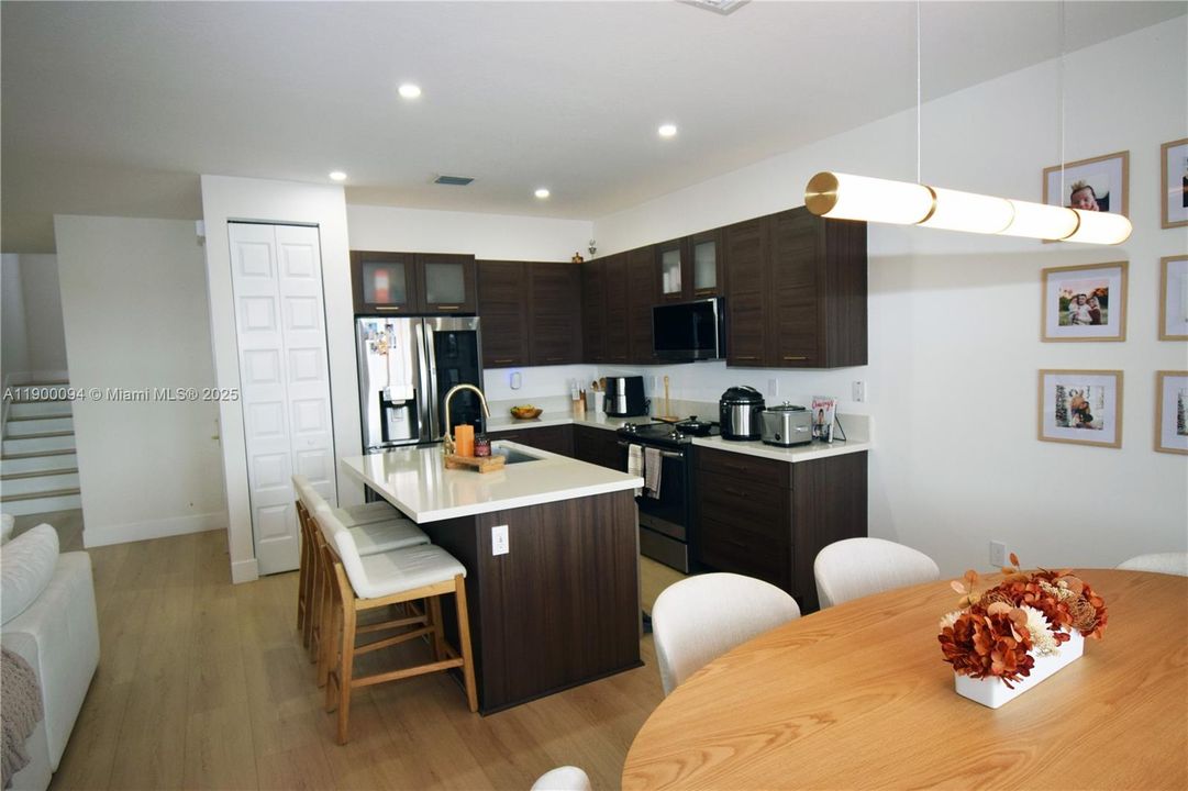 На продажу: $640,000 (3 спален, 2 ванн, 1588 Квадратных фут)