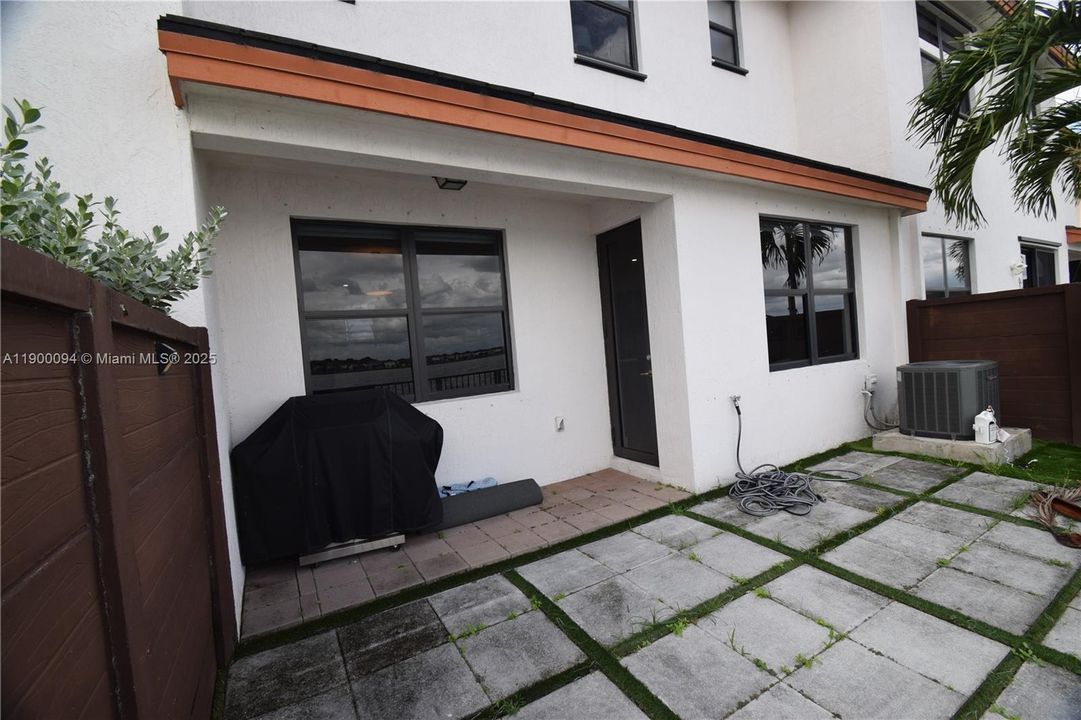 На продажу: $640,000 (3 спален, 2 ванн, 1588 Квадратных фут)