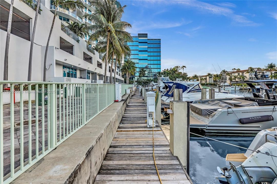 На продажу: $449,000 (2 спален, 2 ванн, 816 Квадратных фут)