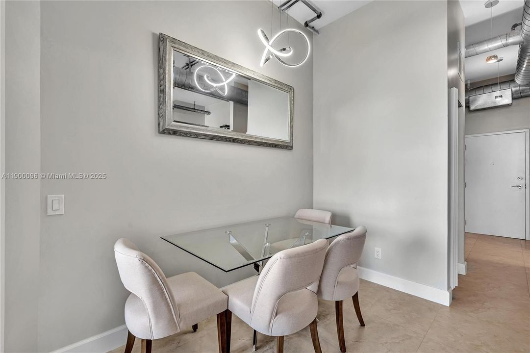 На продажу: $449,000 (2 спален, 2 ванн, 816 Квадратных фут)