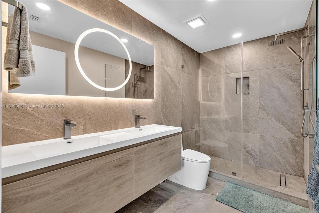 На продажу: $449,000 (2 спален, 2 ванн, 816 Квадратных фут)