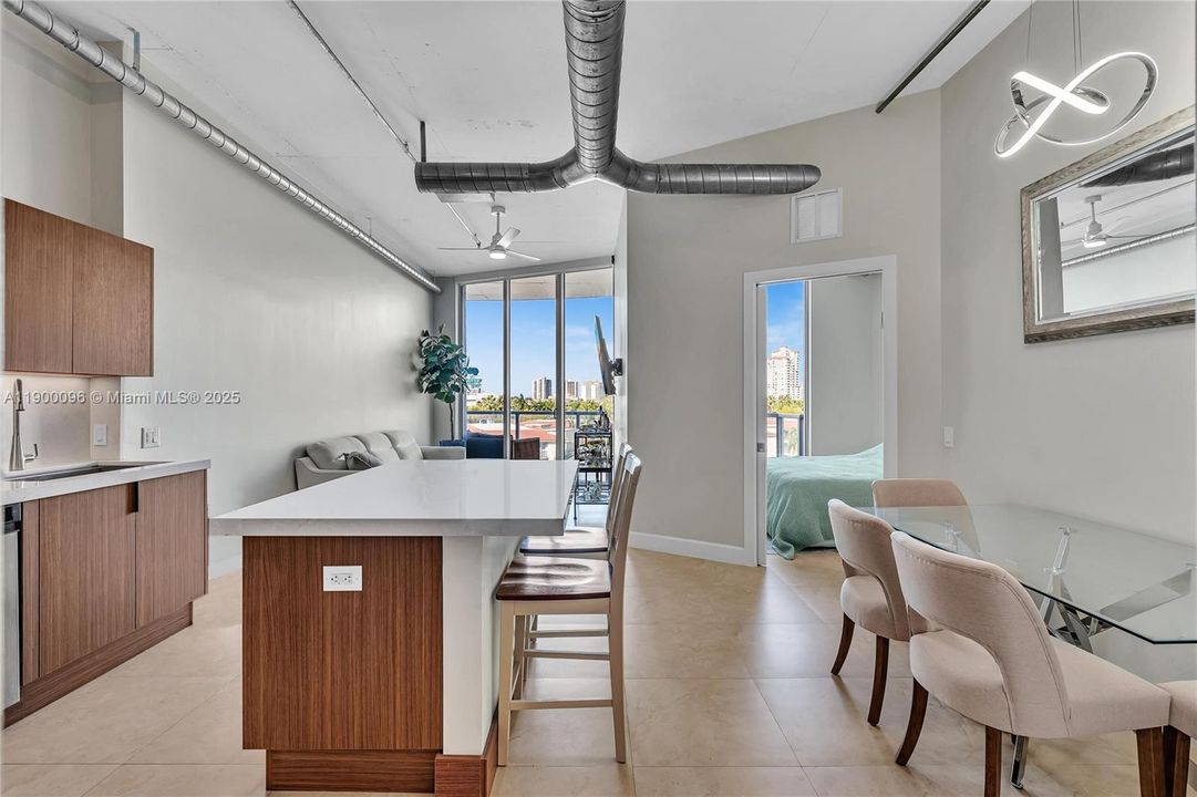 На продажу: $449,000 (2 спален, 2 ванн, 816 Квадратных фут)