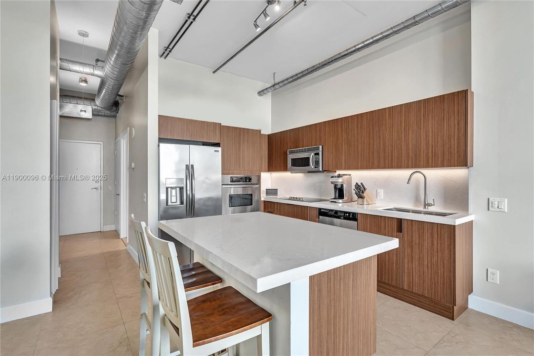 На продажу: $449,000 (2 спален, 2 ванн, 816 Квадратных фут)