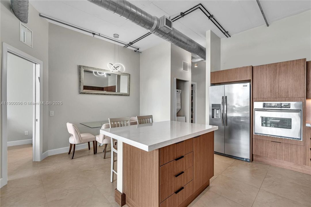 На продажу: $449,000 (2 спален, 2 ванн, 816 Квадратных фут)