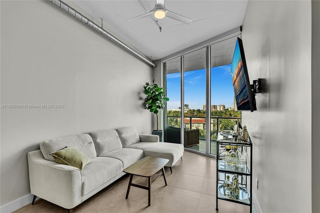 На продажу: $449,000 (2 спален, 2 ванн, 816 Квадратных фут)