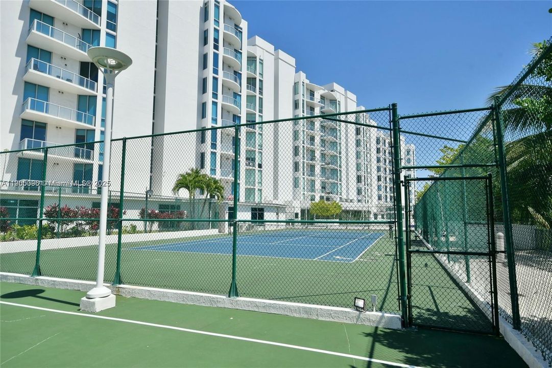 На продажу: $449,000 (2 спален, 2 ванн, 816 Квадратных фут)