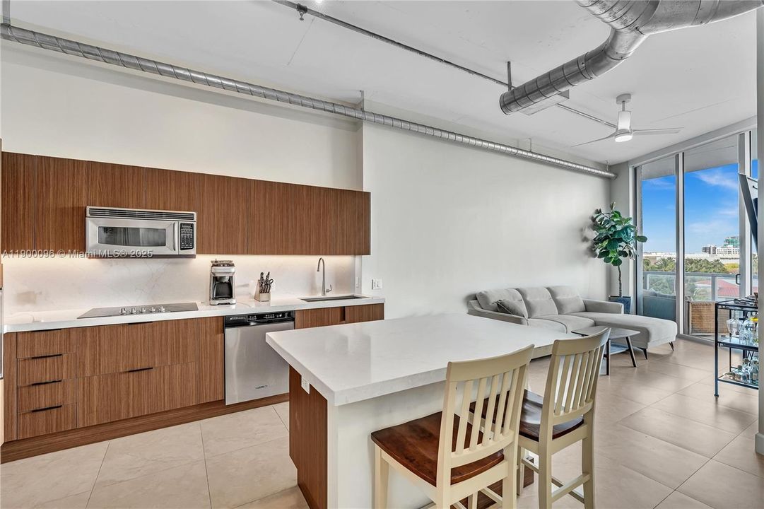 На продажу: $449,000 (2 спален, 2 ванн, 816 Квадратных фут)