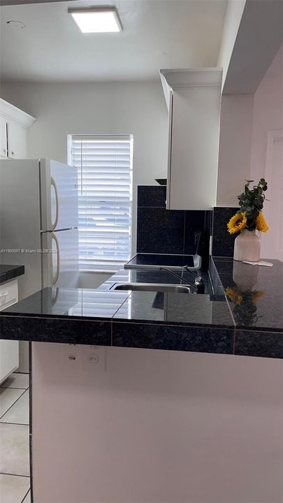 For Rent: $1,400 (1 beds, 1 baths, 576 Square Feet)