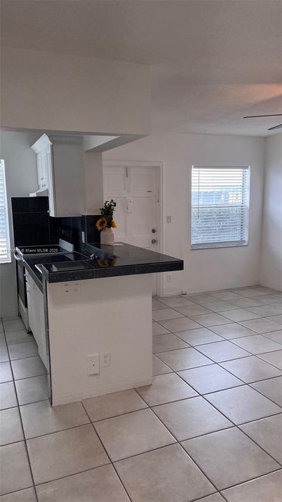 For Rent: $1,400 (1 beds, 1 baths, 576 Square Feet)