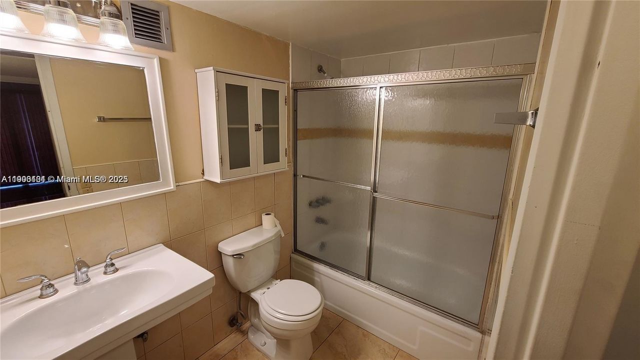 For Rent: $1,800 (1 beds, 1 baths, 820 Square Feet)