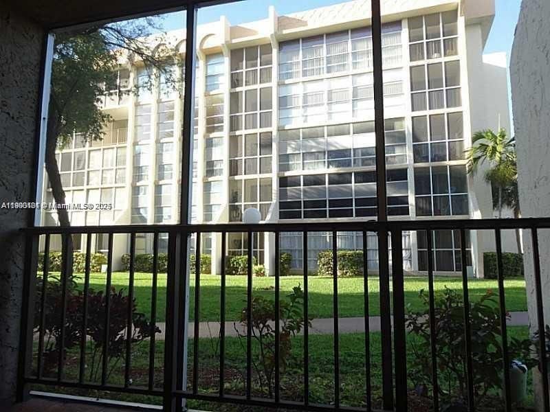 For Rent: $1,800 (1 beds, 1 baths, 820 Square Feet)