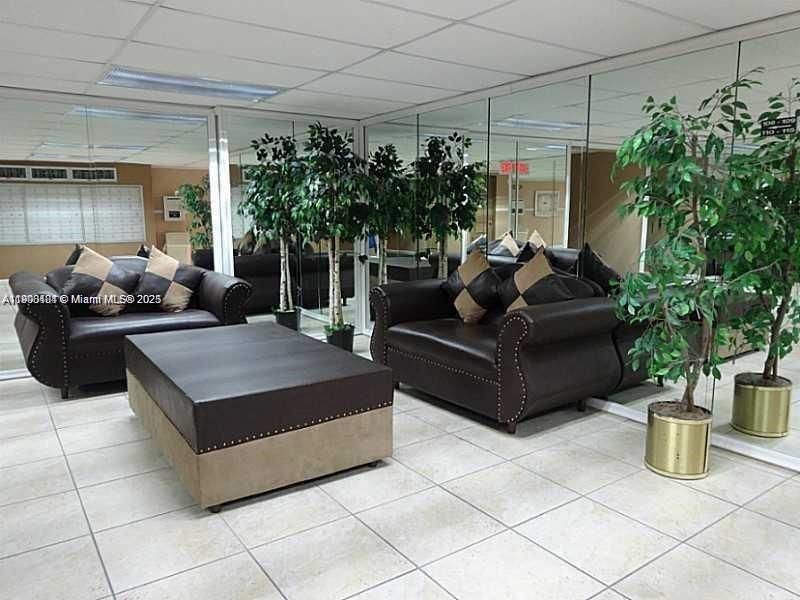 For Rent: $1,800 (1 beds, 1 baths, 820 Square Feet)