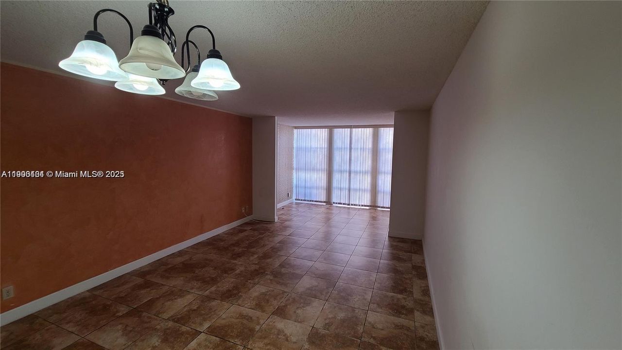 For Rent: $1,800 (1 beds, 1 baths, 820 Square Feet)