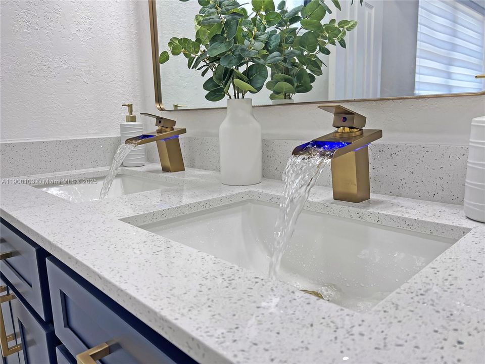 Hydropower LED faucet uses water pressure to generate electricity, lighting the LED without batteries or extra power. Blue-cold water, Green-warm water, Red-hot water.