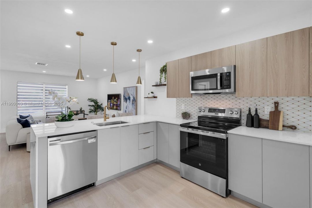 Под контрактом: $474,900 (4 спален, 2 ванн, 1534 Квадратных фут)