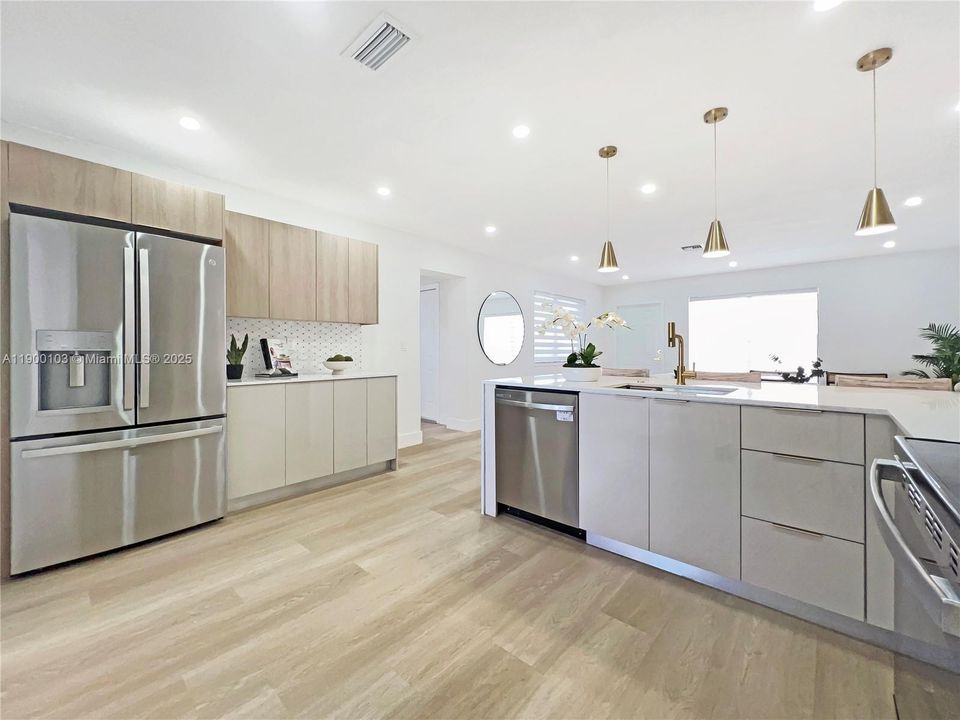 Под контрактом: $474,900 (4 спален, 2 ванн, 1534 Квадратных фут)