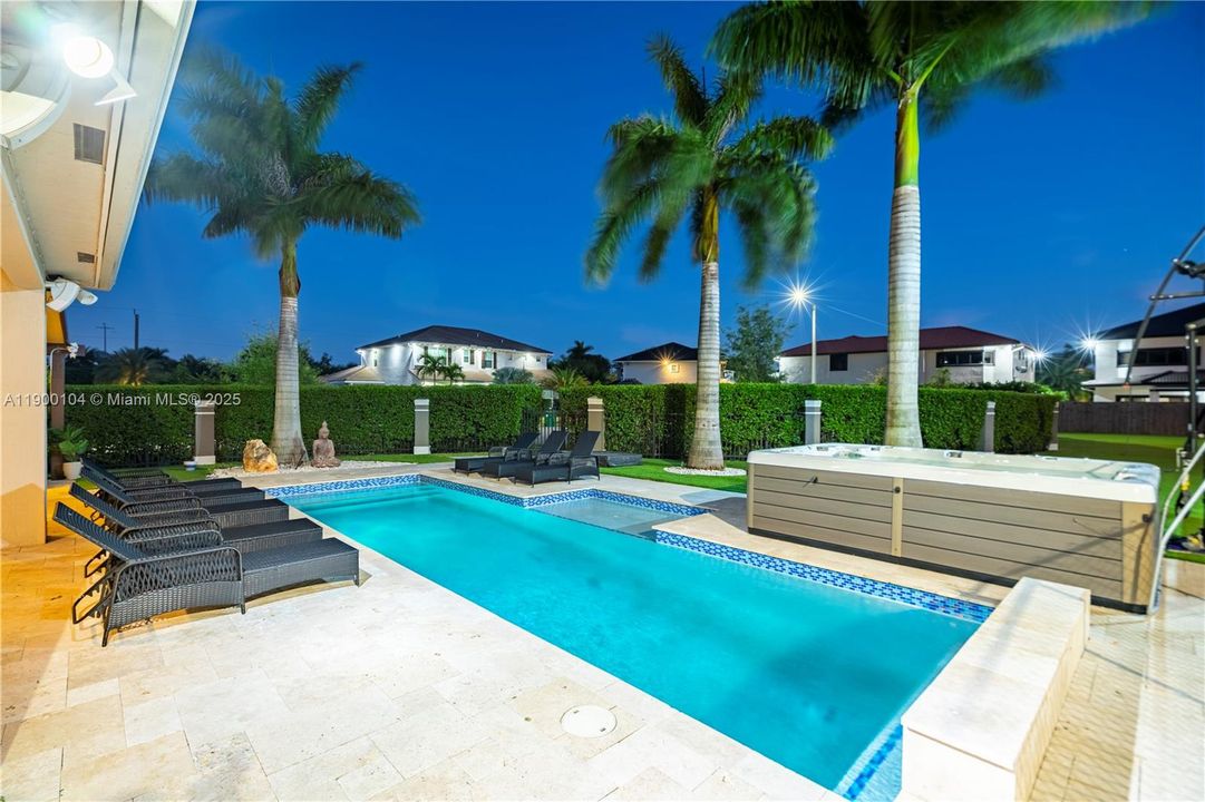 出租: $25,000 (8 贝兹, 4 浴室, 4426 平方英尺)