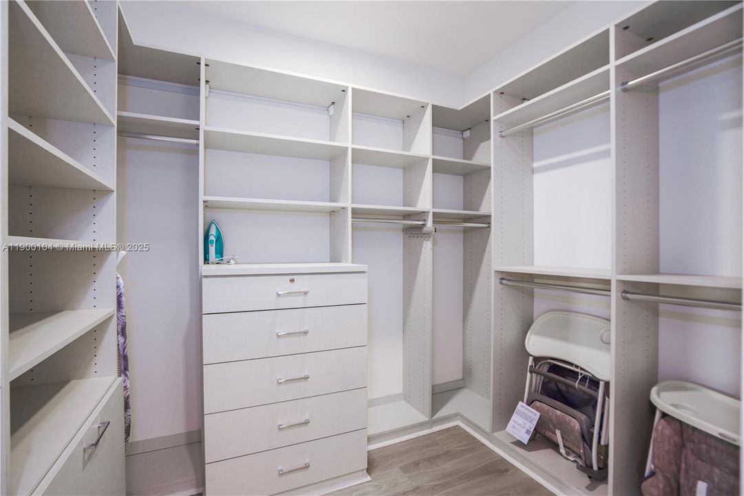 出租: $25,000 (8 贝兹, 4 浴室, 4426 平方英尺)