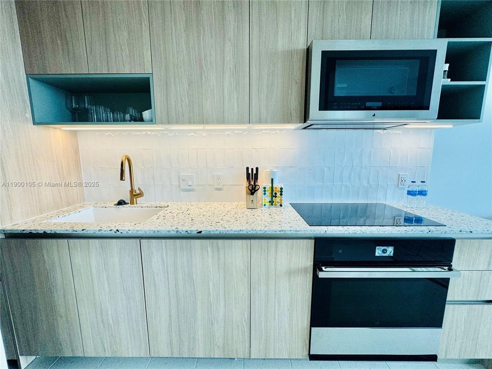 For Sale: $598,900 (1 beds, 1 baths, 540 Square Feet)