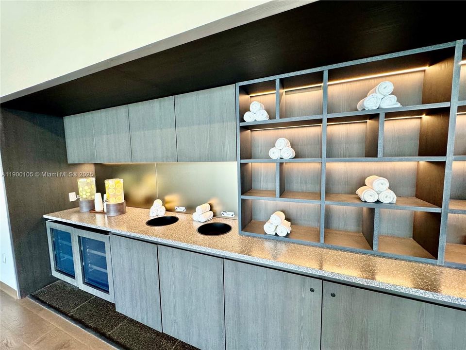 For Sale: $598,900 (1 beds, 1 baths, 540 Square Feet)