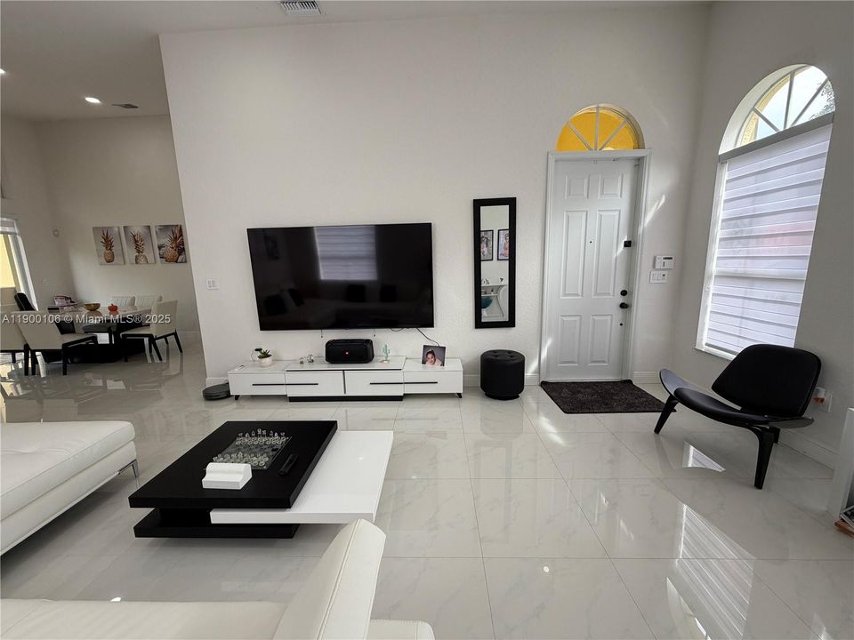 Recently Rented: $3,800 (3 beds, 2 baths, 1515 Square Feet)