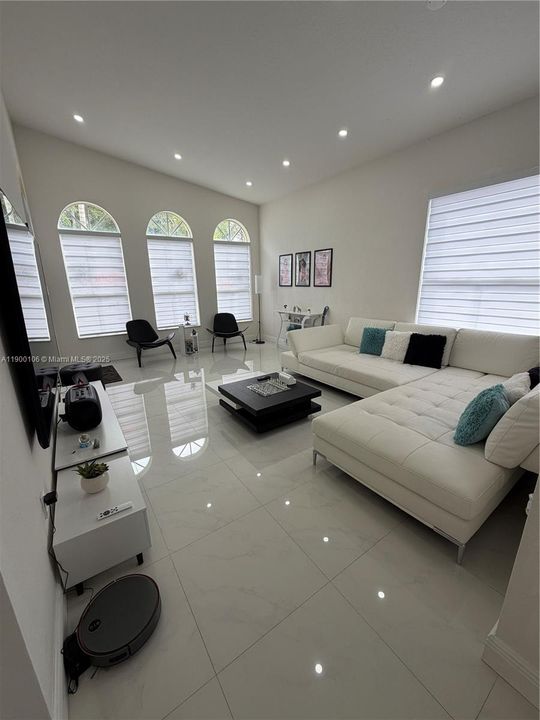 Recently Rented: $3,800 (3 beds, 2 baths, 1515 Square Feet)