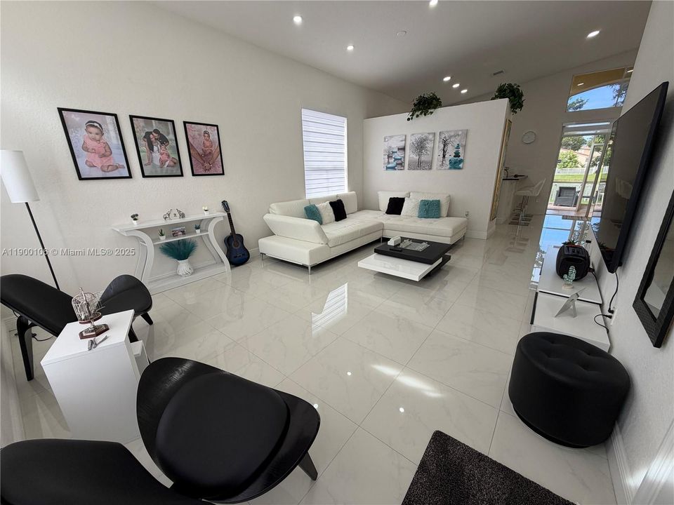 Recently Rented: $3,800 (3 beds, 2 baths, 1515 Square Feet)