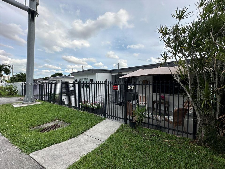 For Sale: $549,000 (4 beds, 2 baths, 1168 Square Feet)