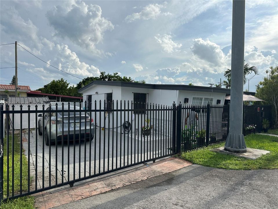 For Sale: $549,000 (4 beds, 2 baths, 1168 Square Feet)