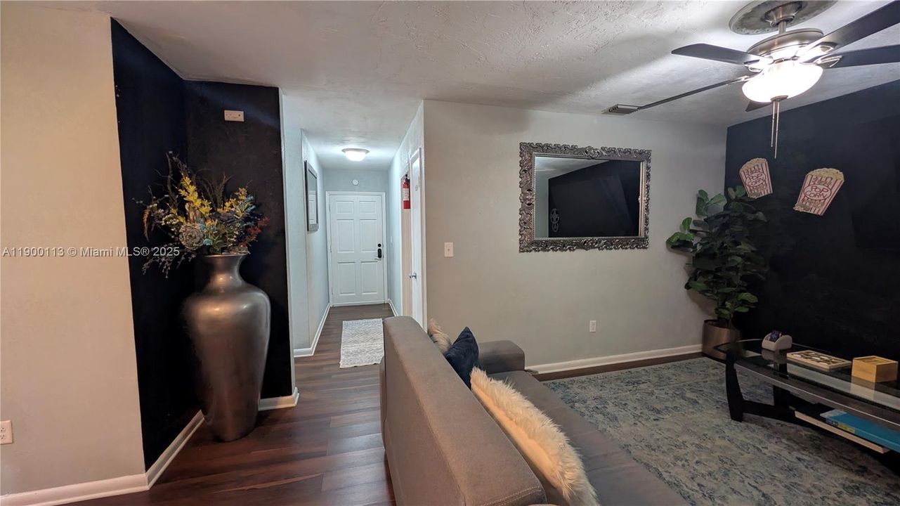 На продажу: $359,000 (2 спален, 1 ванн, 873 Квадратных фут)