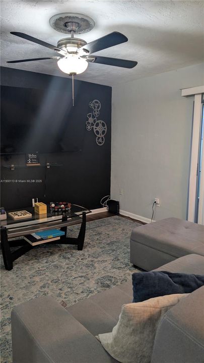 На продажу: $359,000 (2 спален, 1 ванн, 873 Квадратных фут)