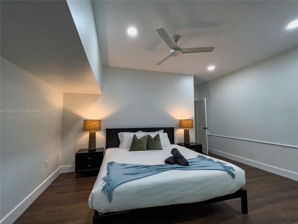 For Sale: $2,150,000 (5 beds, 3 baths, 3274 Square Feet)