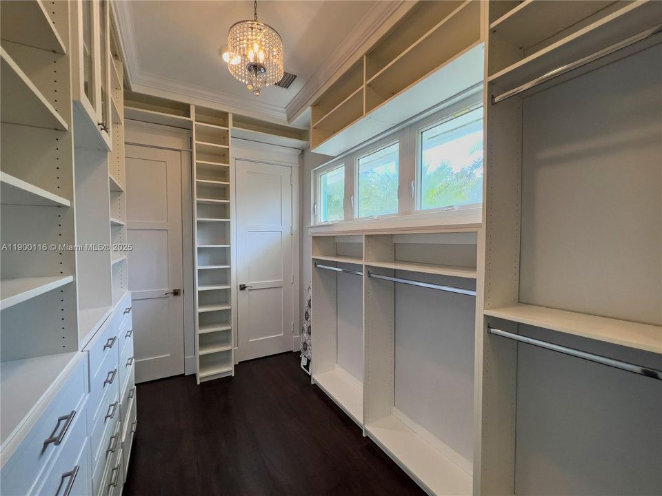 For Sale: $2,150,000 (5 beds, 3 baths, 3274 Square Feet)