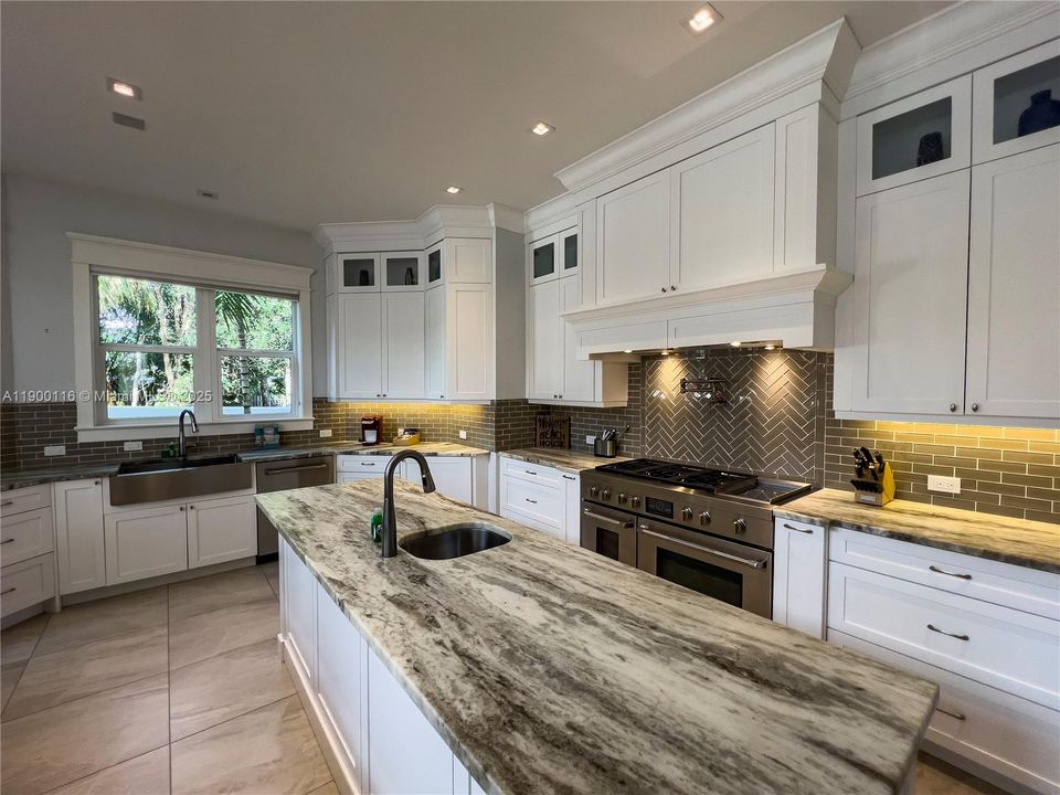 For Sale: $2,150,000 (5 beds, 3 baths, 3274 Square Feet)