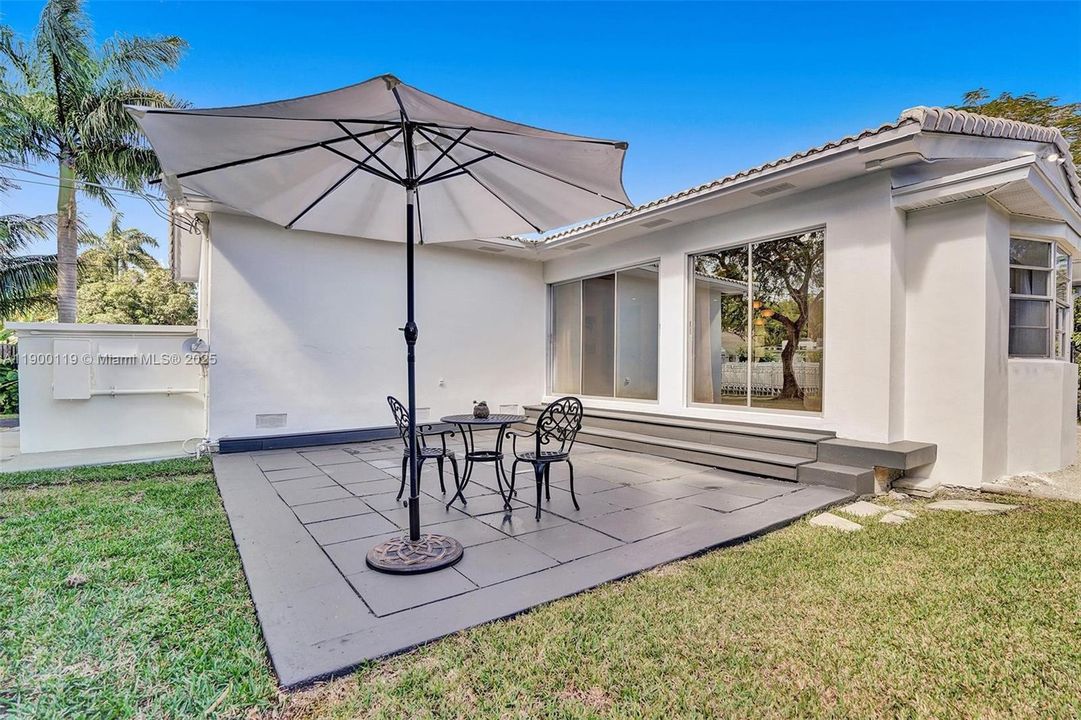 Recently Rented: $5,100 (3 beds, 3 baths, 1710 Square Feet)