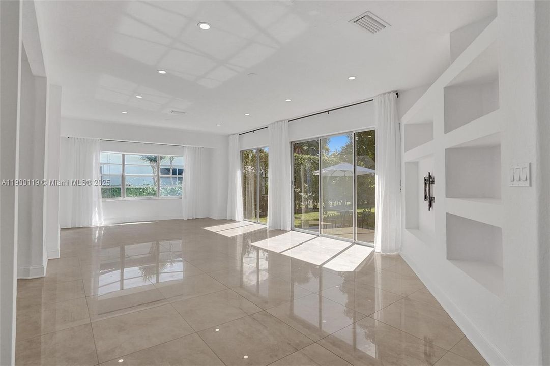 Recently Rented: $5,100 (3 beds, 3 baths, 1710 Square Feet)