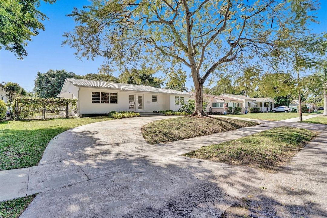 Recently Rented: $5,100 (3 beds, 3 baths, 1710 Square Feet)