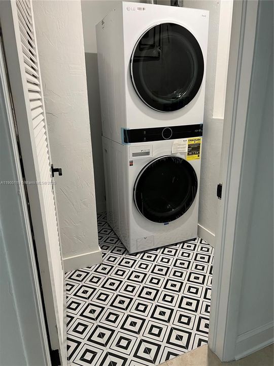 Recently Rented: $5,100 (3 beds, 3 baths, 1710 Square Feet)