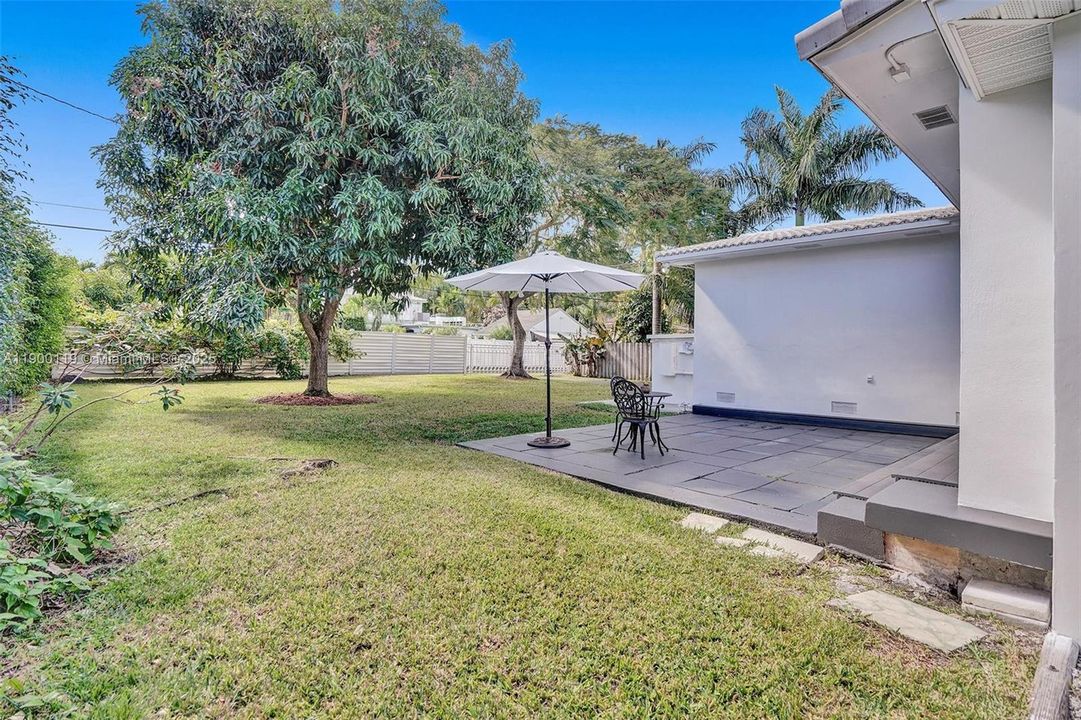 Recently Rented: $5,100 (3 beds, 3 baths, 1710 Square Feet)